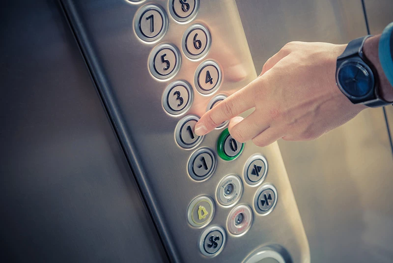 przyciski w windzie